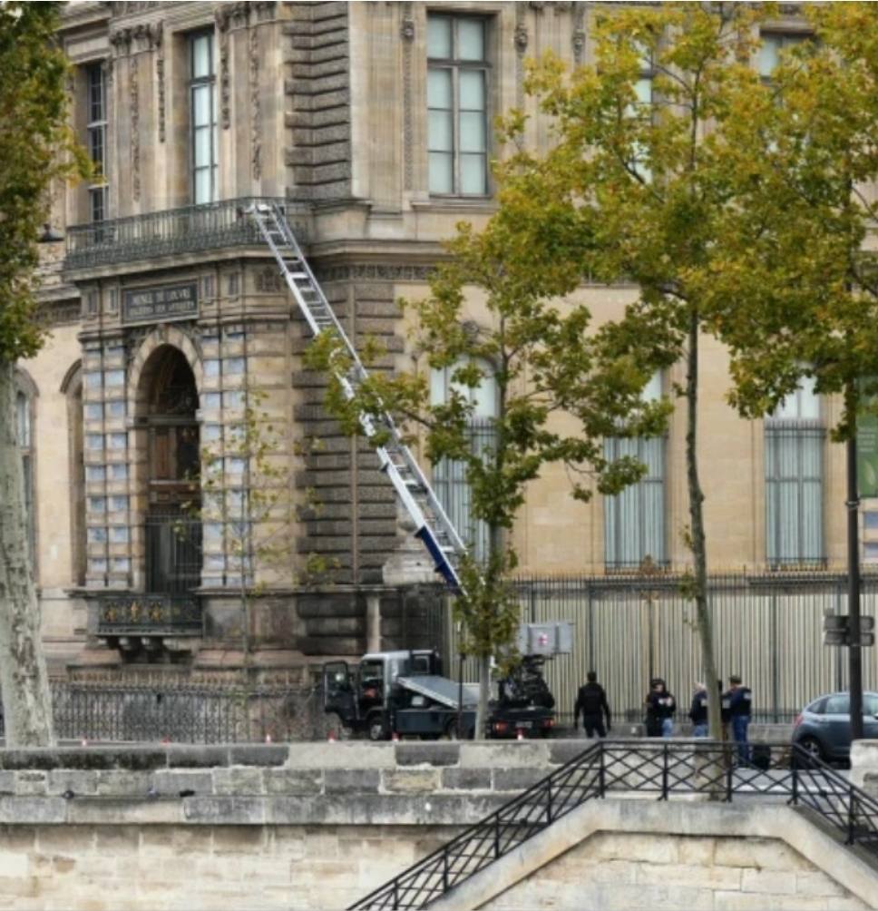 You are currently viewing Spargere la Muzeul Luvru din Paris, de unde au fost furate mai multe bijuterii