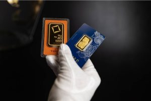 Read more about the article Prețurile bunurilor cresc în monedă convențională, dar scad raportat la aur – motivele pentru care investitorii se întorc la banii reali   