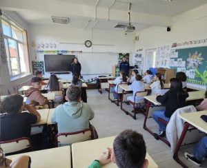 Read more about the article Jandarmii au promovat responsabilitatea și spiritul civic în rândul elevilor de la Școala Gimnazială „Elena Donici Cantacuzino” din Pucioasa