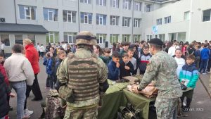 Read more about the article Ziua Armatei României, sărbătorită alături de elevii din Moreni