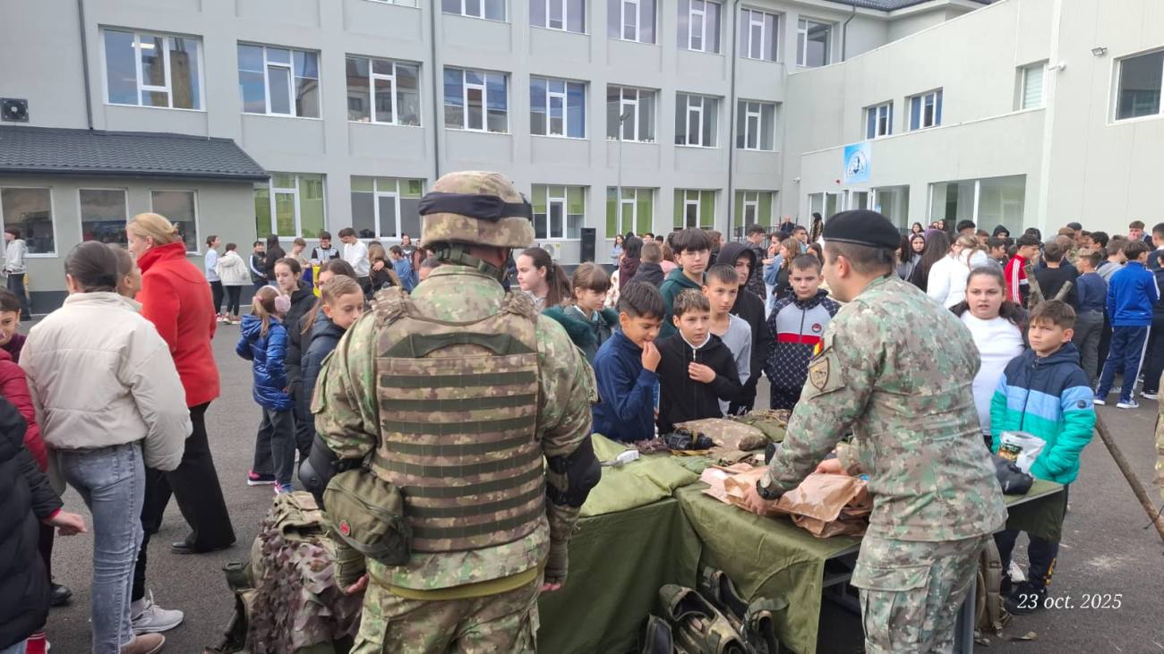 You are currently viewing Ziua Armatei României, sărbătorită alături de elevii din Moreni