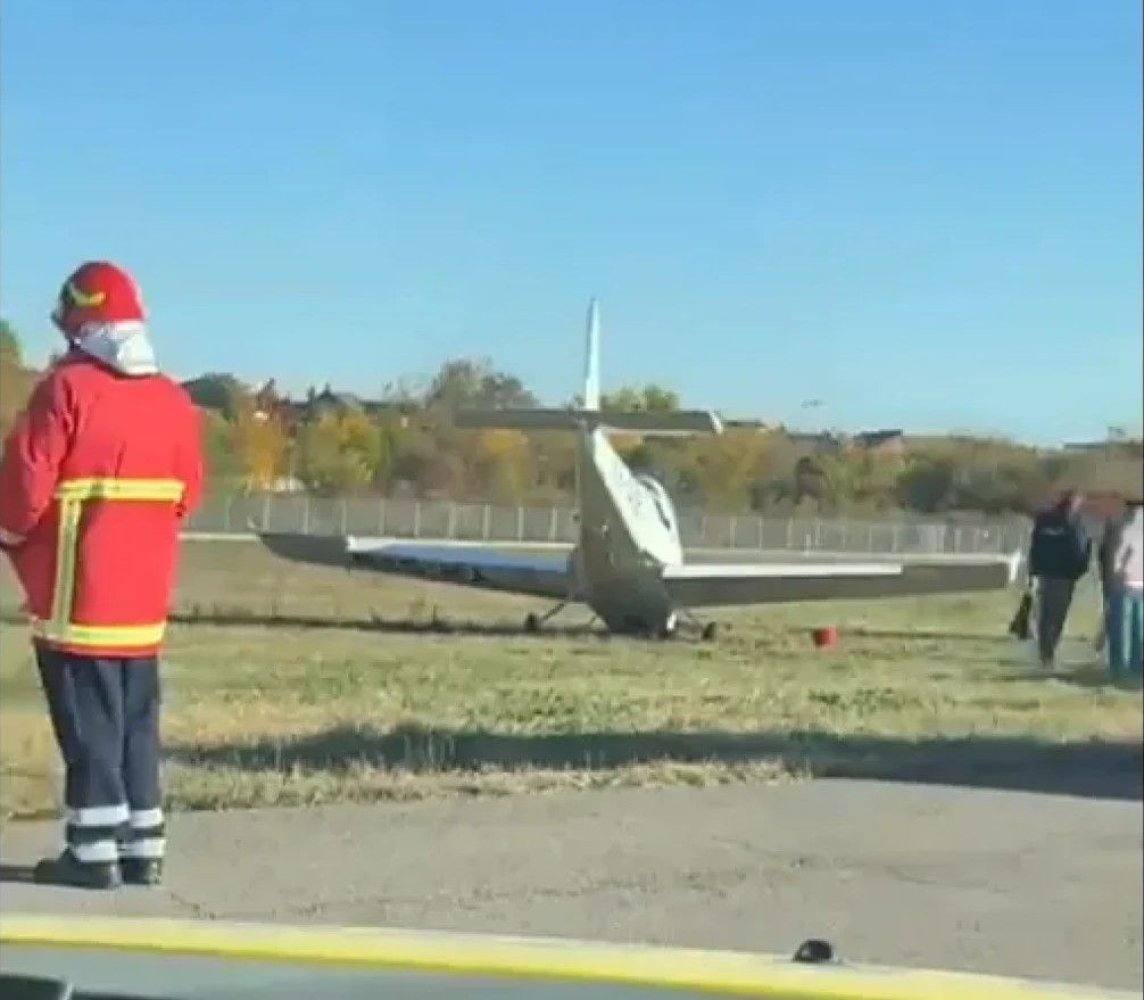 You are currently viewing Avion de mici dimensiuni, de tip școală, a ratat aterizarea pe Aeroportul Băneasa