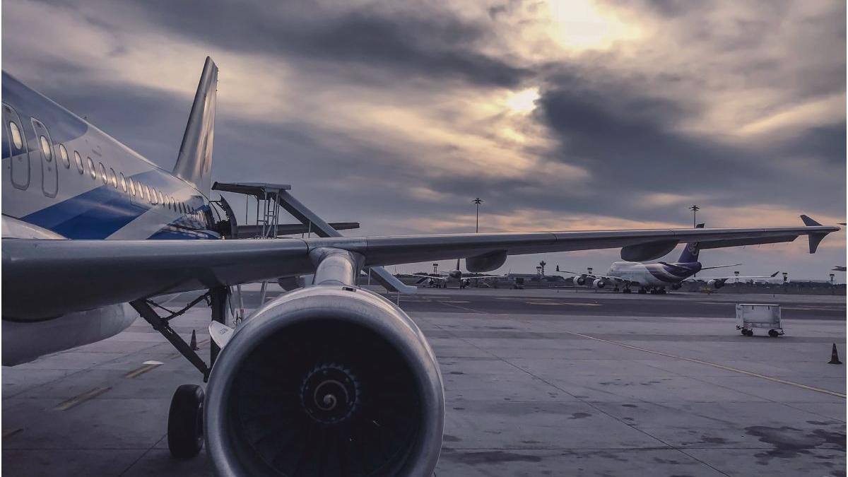 You are currently viewing Două zboruri care trebuiau să aterizeze pe Aeroportul Otopeni au fost direcţionate pe alte aeroporturi, din cauza furtunii