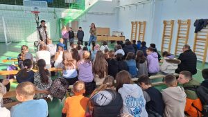 Read more about the article Lecție de viață la Dragodana – tineri care au învins dependența de droguri le-au vorbit elevilor despre pericolul consumului