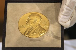 Read more about the article Premiul Nobel pentru Fizică 2025, acordat cercetătorilor John Clarke, Michel Devoret și John Martinis, pentru cercetările în domeniul fizicii cuantice