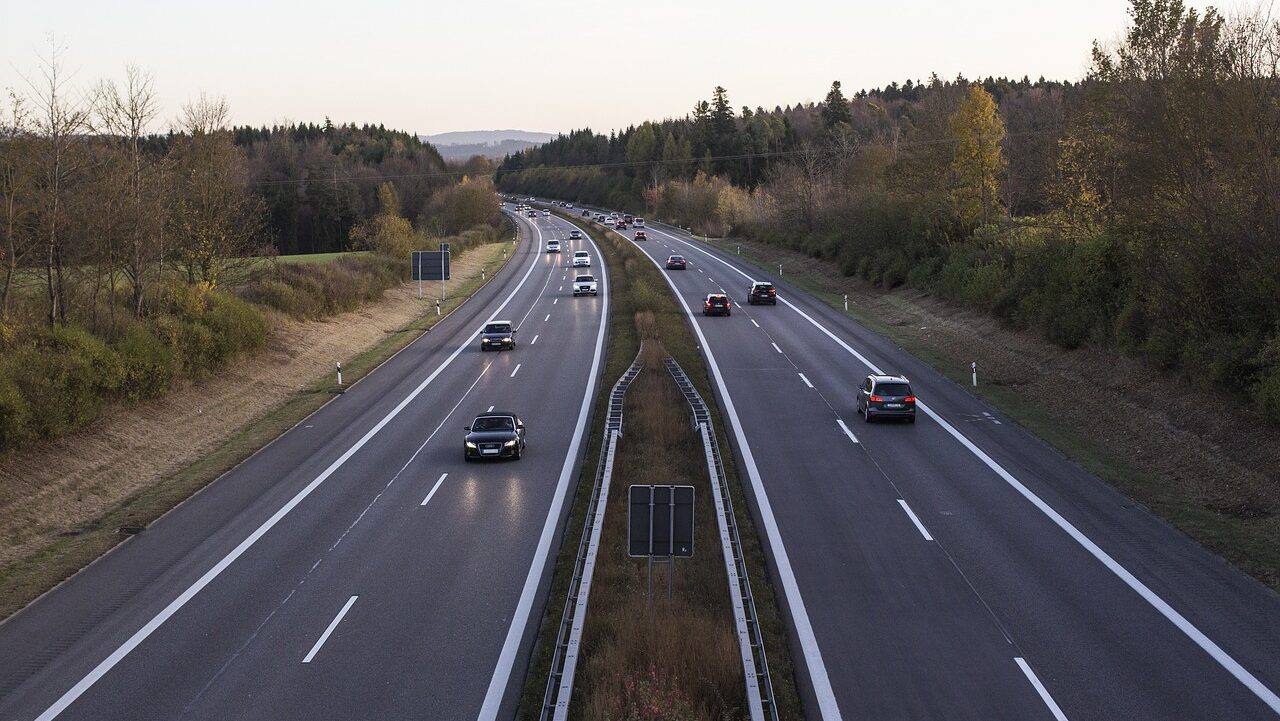 You are currently viewing Franța a inaugurat prima autostradă din lume cu sistem wireless care încarcă mașinile electrice în mers