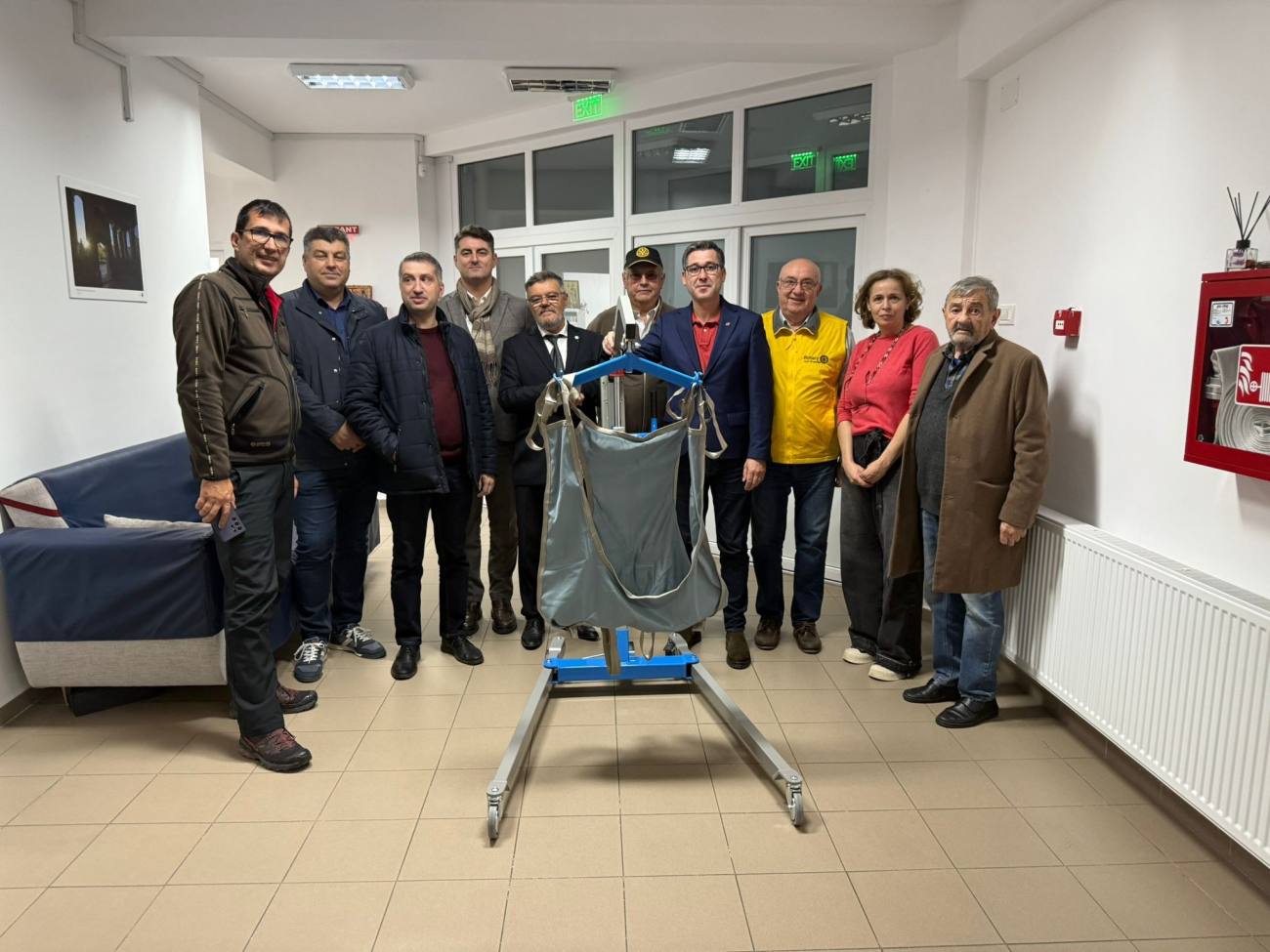 You are currently viewing Sprijin pentru siguranța și demnitatea vârstnicilor. Rotary Club Târgoviște a donat un elevator electric Căminului de Bătrâni „Sfânta Elena”
