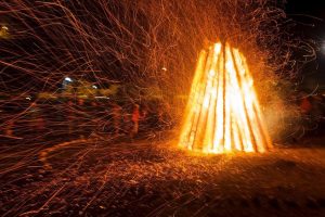 Read more about the article Tradiția Focului lui Sumedru, readusă la viață în această seară, la Fieni