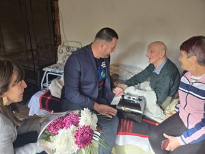 Read more about the article Veteranul de război Ștefan Stuparu, omagiat la 102 ani de Primăria Moreni