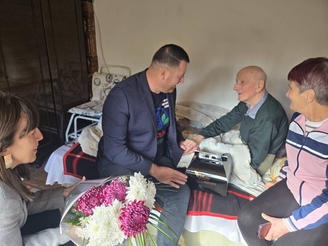 You are currently viewing Veteranul de război Ștefan Stuparu, omagiat la 102 ani de Primăria Moreni