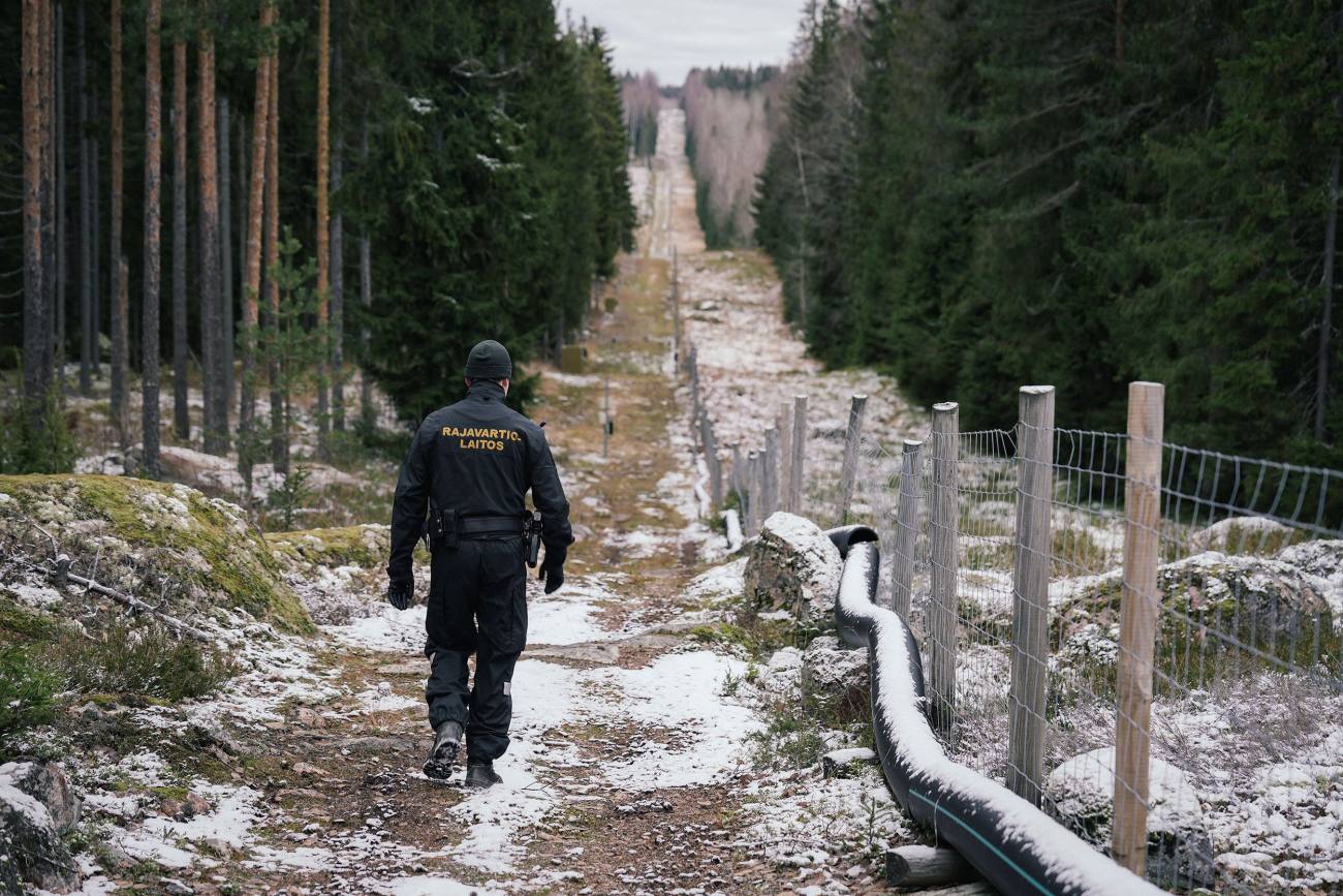 You are currently viewing Finlanda finalizează o nouă secțiune a gardului de la granița cu Rusia
