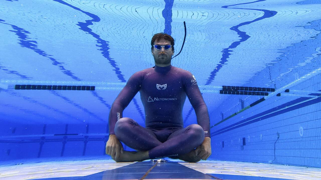 You are currently viewing Un nou record mondial: un croat și-a ținut respirația sub apă timp de 29 de minute și 3 secunde