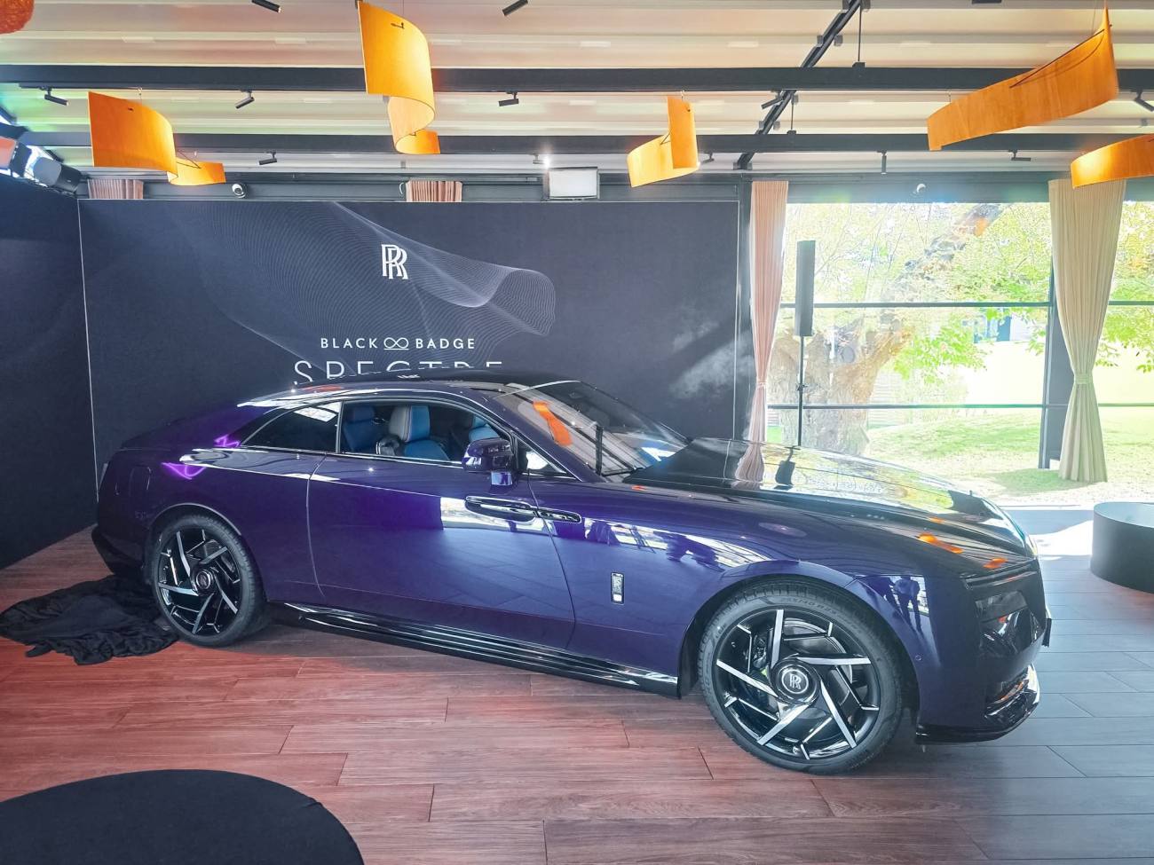 You are currently viewing Rolls-Royce Black Badge Spectre, prezentat oficial la București