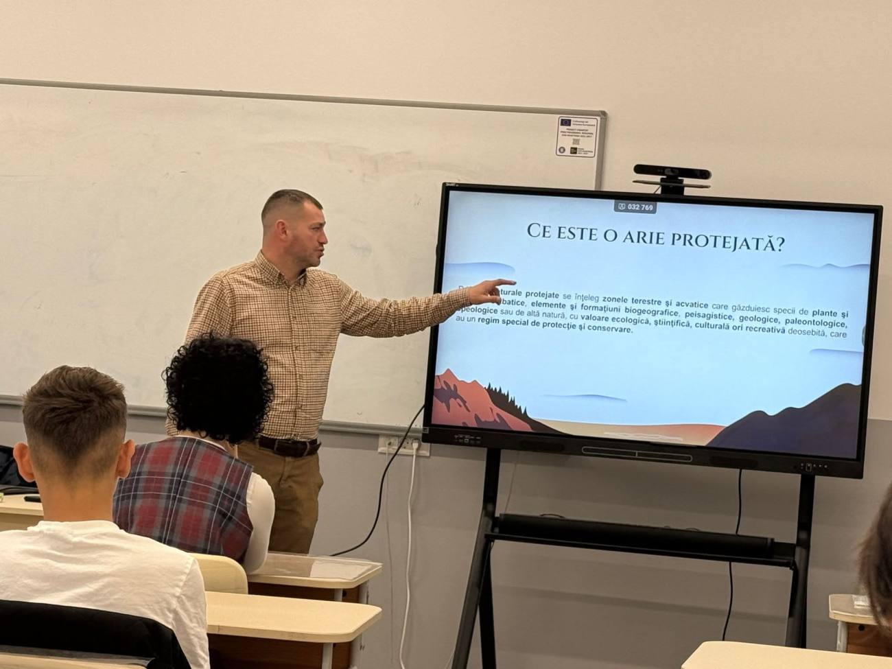 You are currently viewing Elevii din Fieni au descoperit meseria de ranger prin reprezentanții Parcului Natural Bucegi