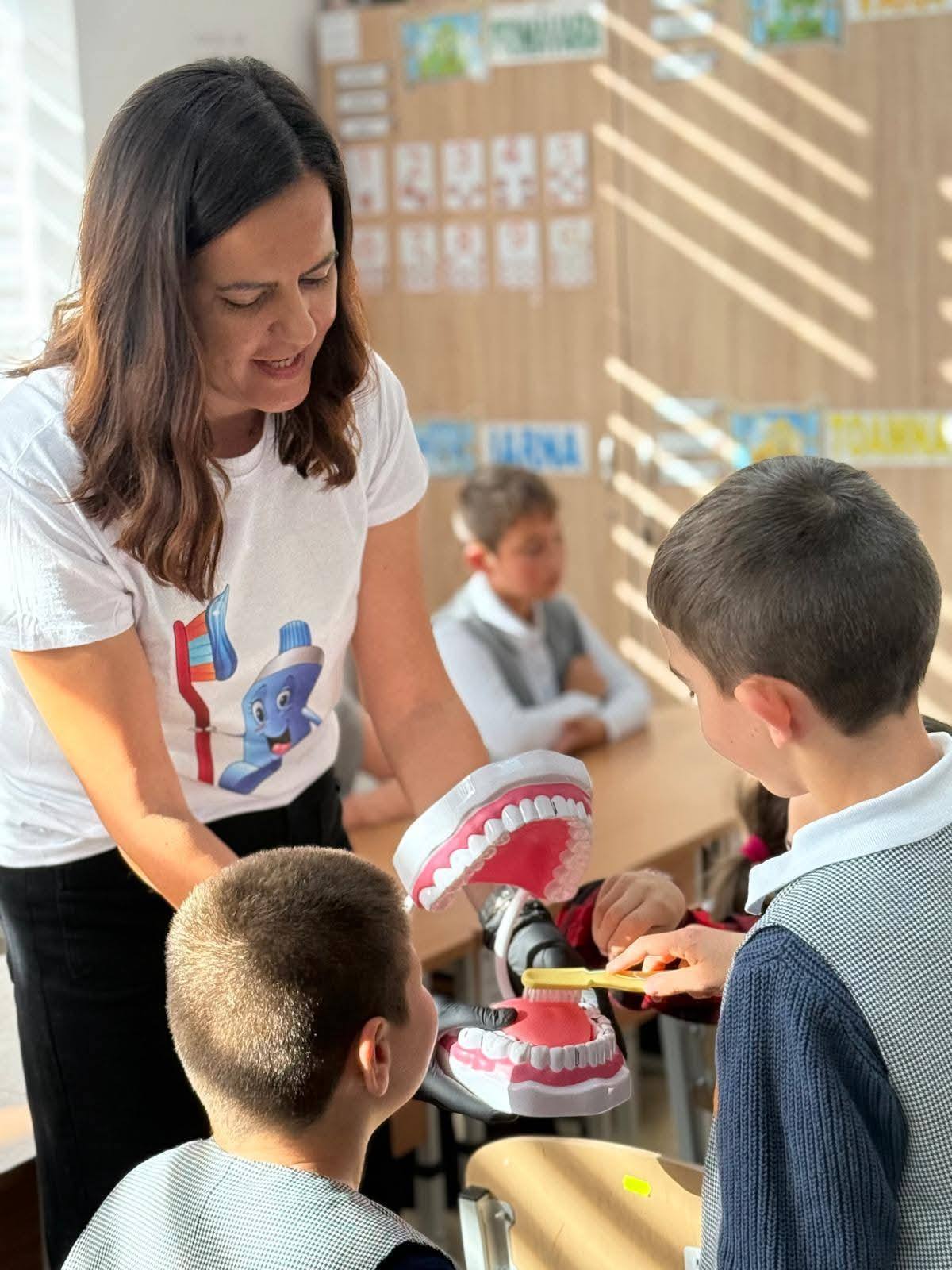 You are currently viewing Lecție interactivă despre igiena dentară, la Școala Gimnazială Malu cu Flori, cu sprijinul Rotary Club Târgoviște