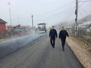 Read more about the article Lucrările derulate pe DJ 720C trec la nivelul următor, la Gura Ocnitei