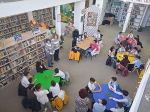 Read more about the article „Deschide cutia și lasă povestea să zboare” – Atelier educativ la Filiala pentru copii a Bibliotecii Județene Dâmbovița