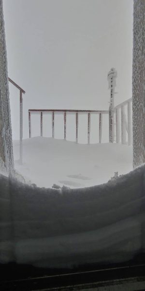 Read more about the article Zăpadă de peste un metru, vizibilitate aproape zero și risc maxim de avalanșă, la Vârful Omu