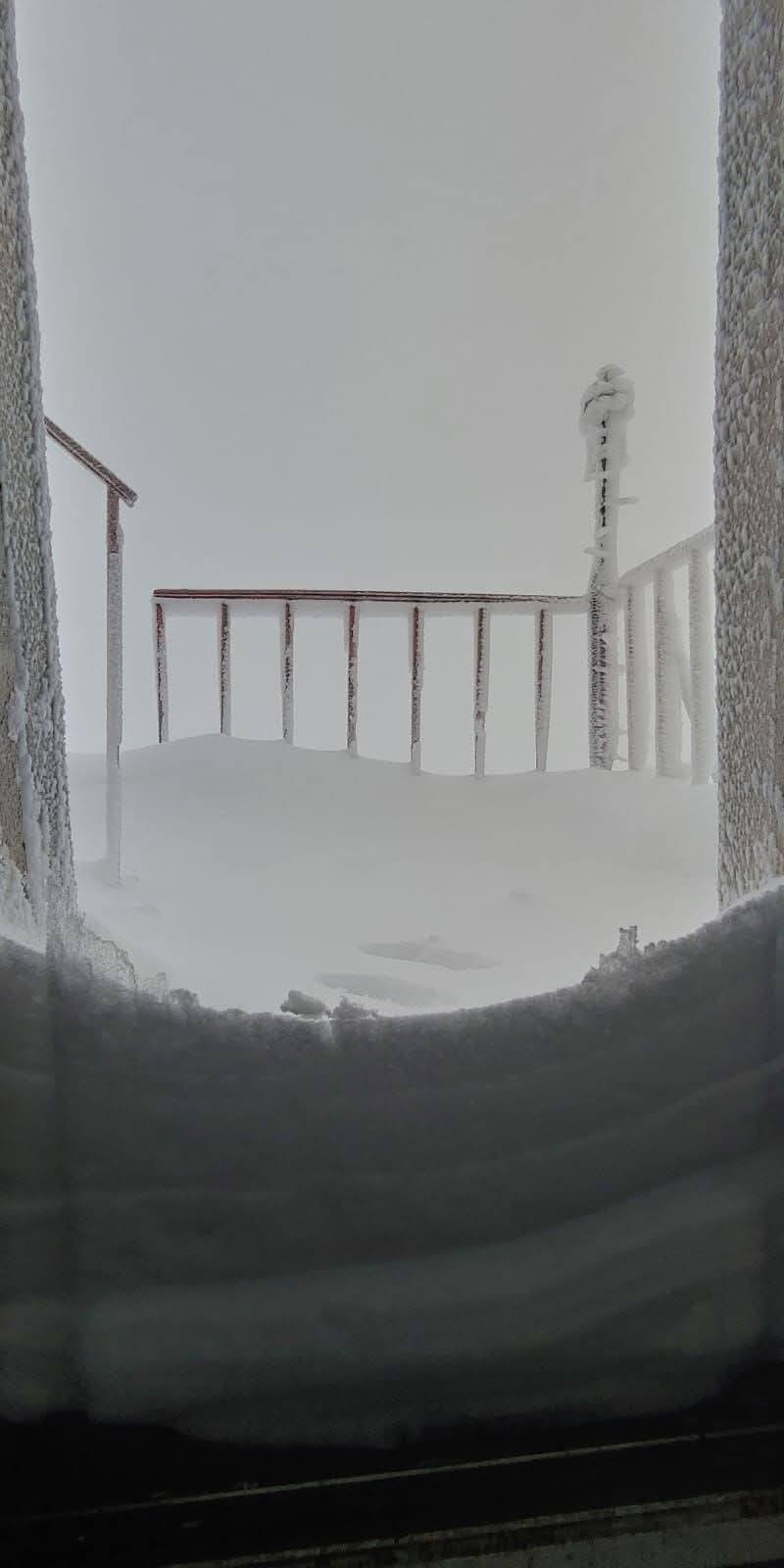 You are currently viewing Zăpadă de peste un metru, vizibilitate aproape zero și risc maxim de avalanșă, la Vârful Omu