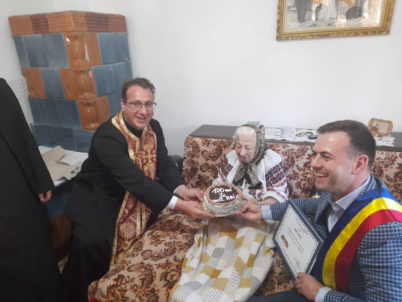 You are currently viewing IPS PĂRINTE MITROPOLIT NIFON A TRANSMIS UN MESAJ DE BINECUVÂNTARE DOAMNEI ECATERINA MARINA, DIN COMUNA RĂZVAD, LA ÎMPLINIREA VÂRSTEI DE 100 ANI