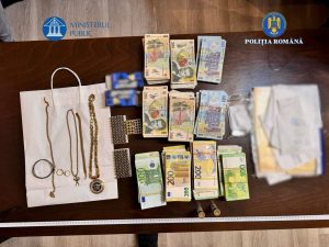 Read more about the article VIDEO: PERCHEZIȚII LA O PERSOANĂ CERCETATĂ PENTRU ÎNȘELĂCIUNE ȘI FALS ÎN ÎNSCRISURI SUB SEMNĂTURĂ PRIVATĂ