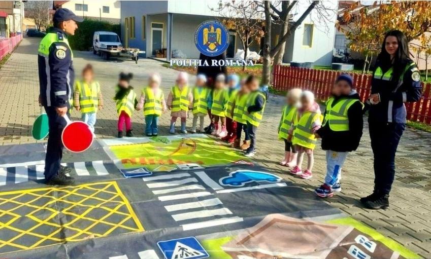You are currently viewing Polițiștii dâmbovițeni susțin educația rutieră pentru preșcolari!