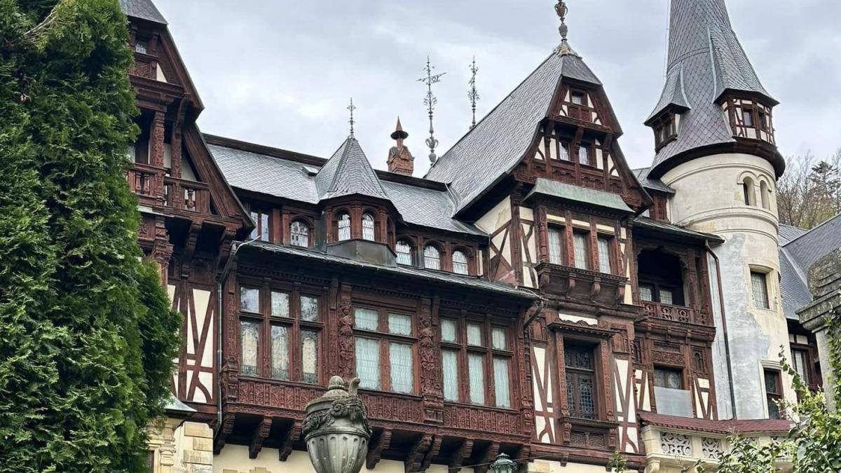 You are currently viewing Familia Regală vinde Hotelul Furnica din Sinaia, aflat lângă Castelul Peleș