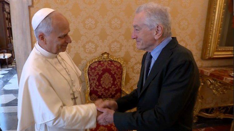 You are currently viewing Papa Leon al XIV-lea l-a primit pe Robert De Niro la Vatican