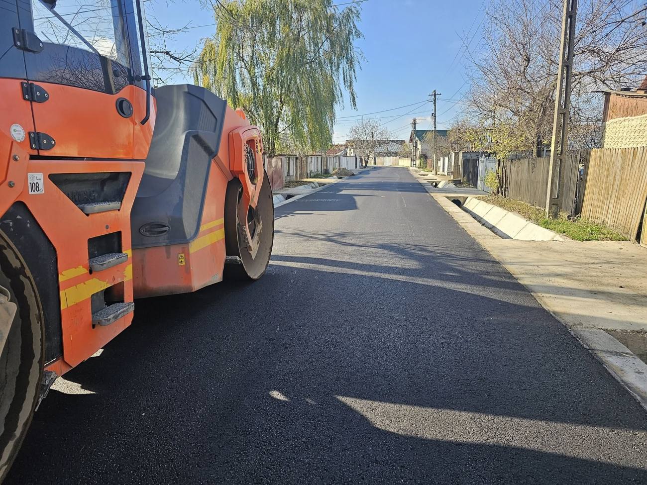 You are currently viewing O nouă stradă modernizată în Dărmănești; 1,5 km de infrastructură complet refăcută