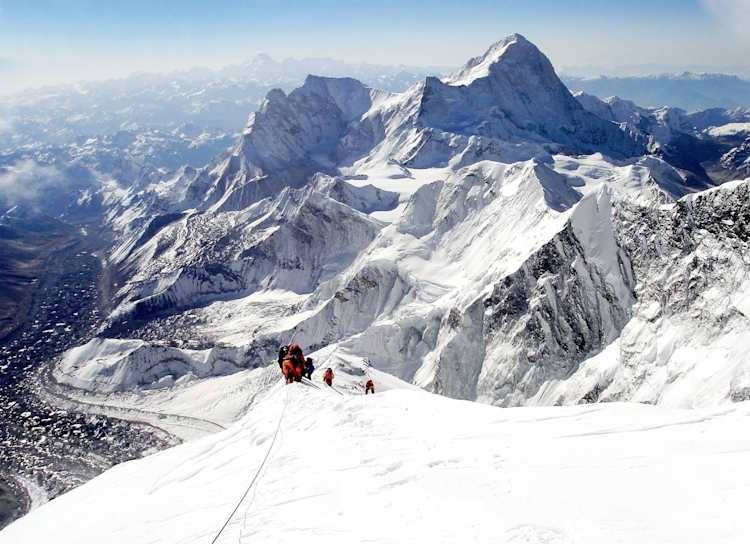 You are currently viewing Cinci turiști germani și-au pierdut viața în urma unei avalanșe, în Alpii italieni