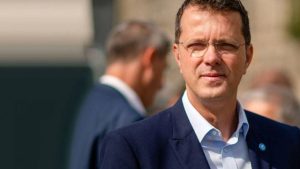 Read more about the article Ministrul Apărării, Ionuț Moșteanu, a demisionat, pe fondul scandalului legat de faptul că a mințit în CV