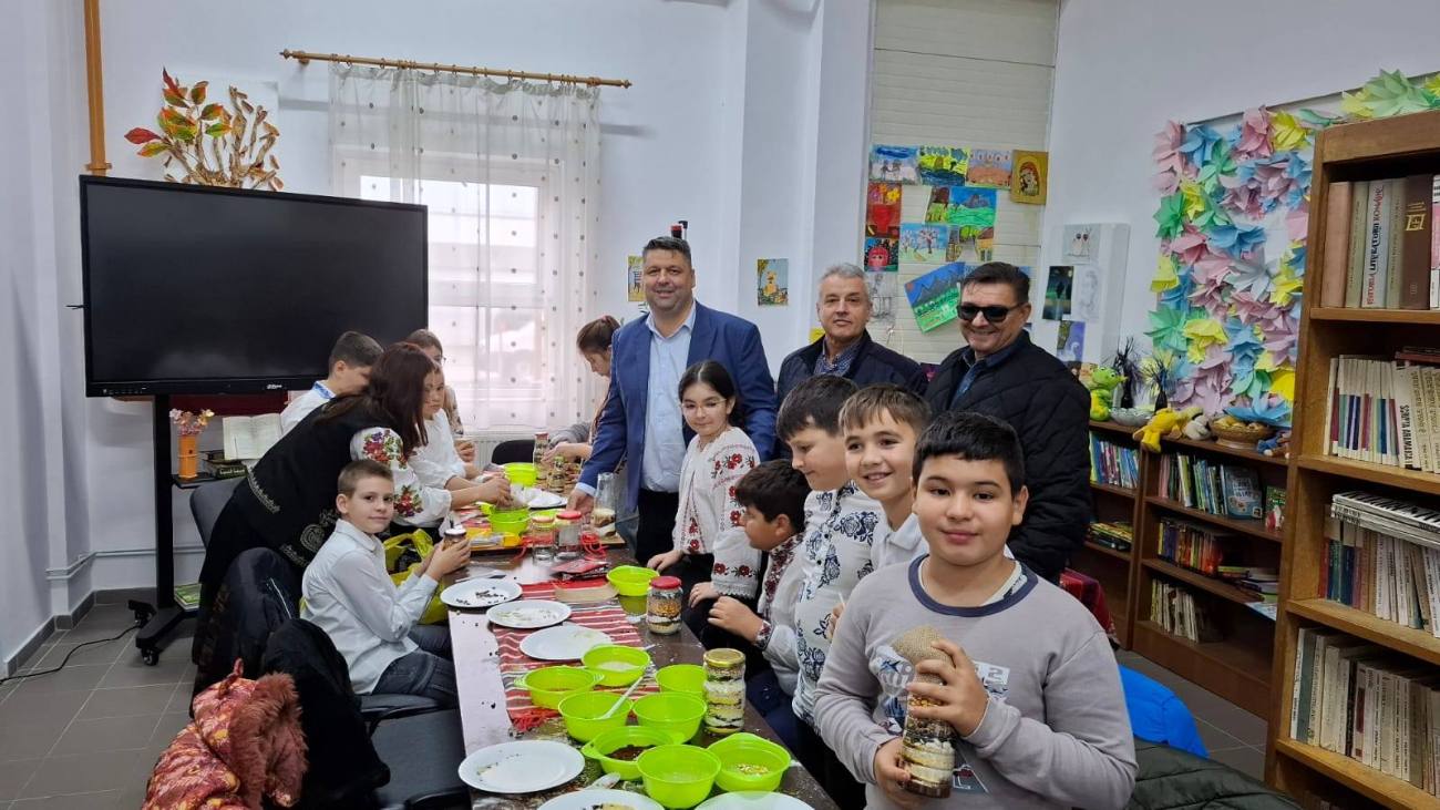 You are currently viewing Tradițiile prind viață la Bucșani. Elevii și comunitatea, împreună pentru „Sporul Casei”