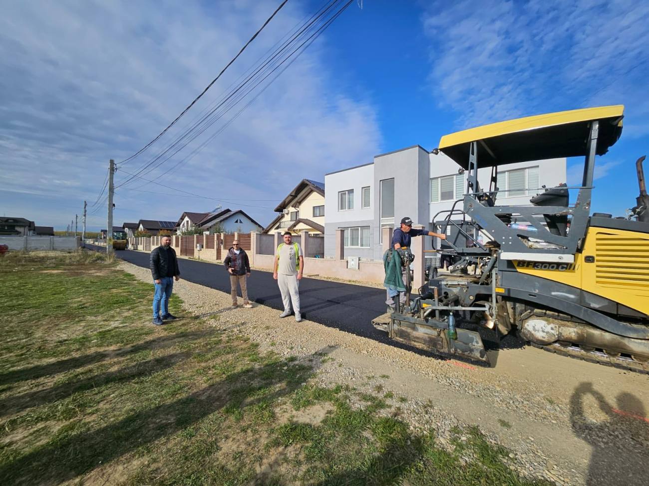 You are currently viewing Lucrările de modernizare continuă la Ulmi. Noi străzi asfaltate în Dumbrava, Dimoiu și Udrești