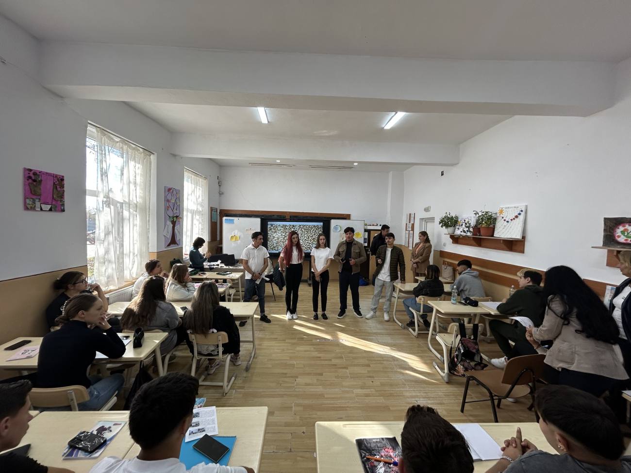 You are currently viewing A doua ediție a caravanei educaționale „VALAHIA ON TOUR – We’re coming to your high school!” a pornit la drum