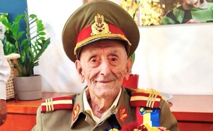 You are currently viewing Veteranul de război Ion Vasile Banu, decorat de președintele Nicușor Dan de Ziua Naţională a României