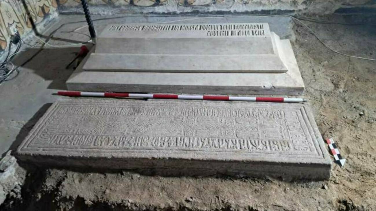 You are currently viewing Sarcofagul lui Mircea cel Bătrân de la Mânăstirea Cozia, redeschis de arheologi