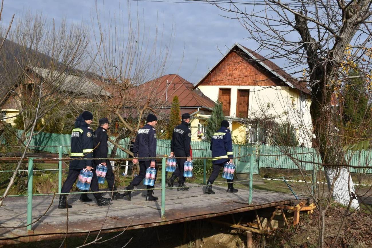 You are currently viewing Echipajele ISU Dâmbovița și ISU Prahova alături de oamenii rămași fără apă