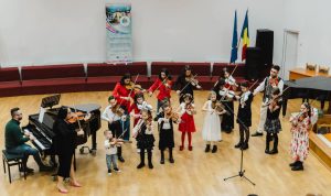 Read more about the article Elevi ai Școlii Populare de Arte „Octav Enigărescu” au susținut un recital de colinde și cântece de Crăciun