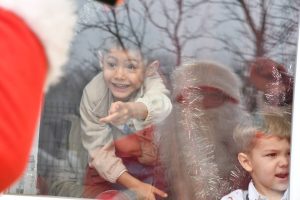 Read more about the article Moș Crăciun a colindat timp de două zile orașul Răcari, cu daruri pentru copii