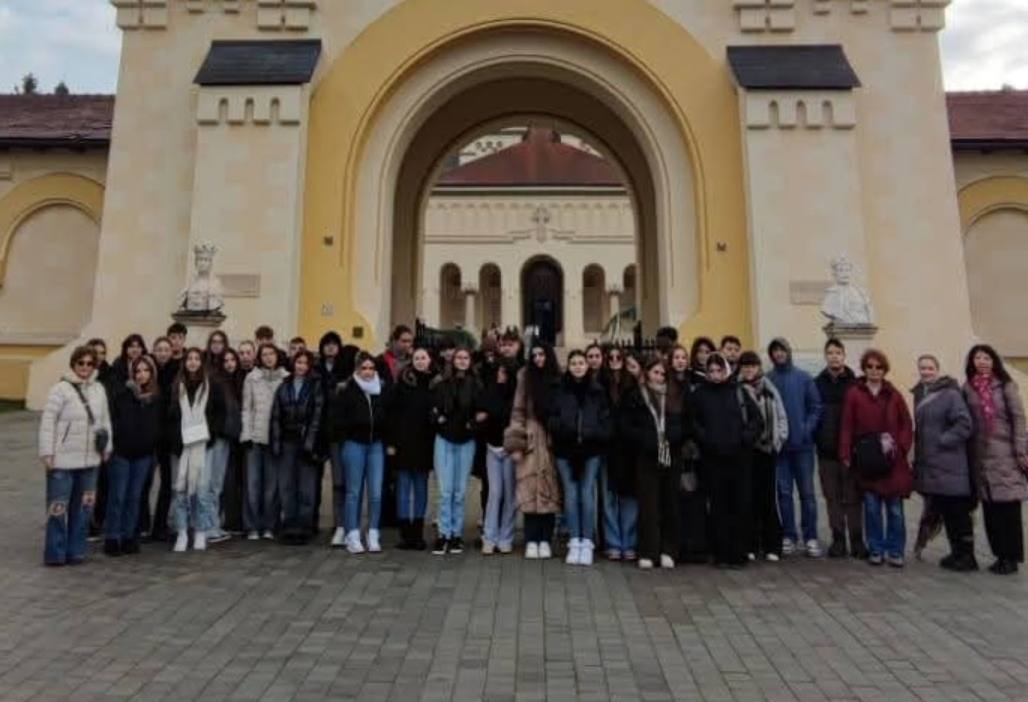 You are currently viewing Elevi ai Liceului de Arte „Bălașa Doamna” din Târgoviște au participat la activitățile Proiectului Educațional ,,Descoperim Transilvania și Țara Crișurilor”,