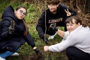 Read more about the article La Aninoasa, elevii plantează viitorul