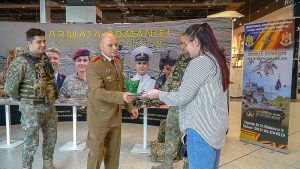 Read more about the article Centrul Militar Județean Dâmbovița aduce „colindele informației” la Dâmbovița Mall, în Ajunul Crăciunului