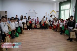 Read more about the article Cadouri pentru copiii din Butimanu, în prag de sărbători. Gabriel Dragnea, primar: Zâmbetele copiilor au fost mai puternice decât austeritatea