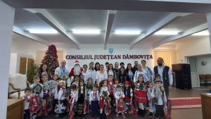 Read more about the article Alaiul Colindelor a debutat la Consiliul Județean Dâmbovița. Moș Crăciun i-a întâmpinat pe vestitorii Nașterii Domnului cu daruri