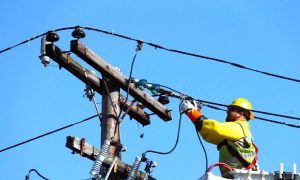 Read more about the article Avarii la rețelele electrice din cauza vântului puternic în Prahova, Buzău și Brăila