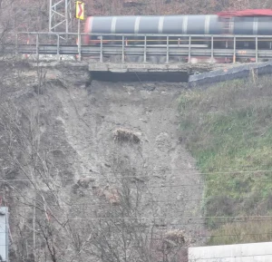 Read more about the article Restricții pe DN1, după o alunecare de teren în zona Comarnic