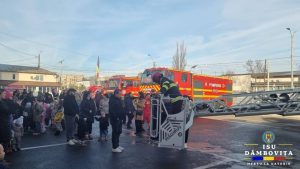 Read more about the article Elevi în vizită la Detașamentul de Pompieri Târgoviște, în cadrul programului „Școala altfel”
