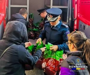 Read more about the article Pompierii dâmbovițeni, alături de copiii de la Complexul de Recuperare și Reabilitare din Târgoviște, în prag de sărbători