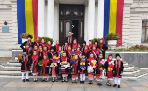 Read more about the article Micii colindători ai Ansamblului „Mugurași de la Chindie” au dus tradiția mai departe, în prag de Crăciun