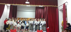Read more about the article Tradiția a adunat comunitatea din Nucet, într-un spectacol de colinde emoționant